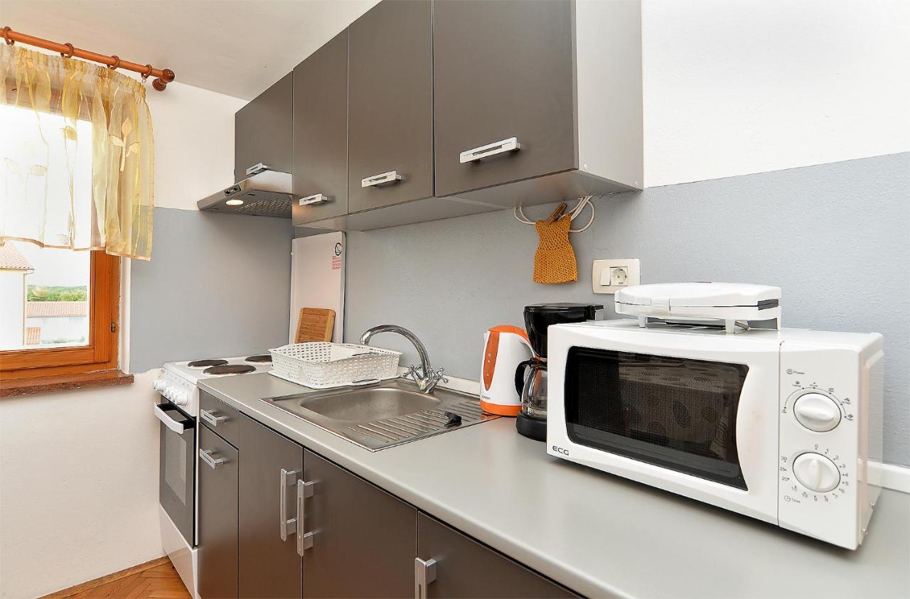 Apartment Klaudija 1629 プーラ エクステリア 写真