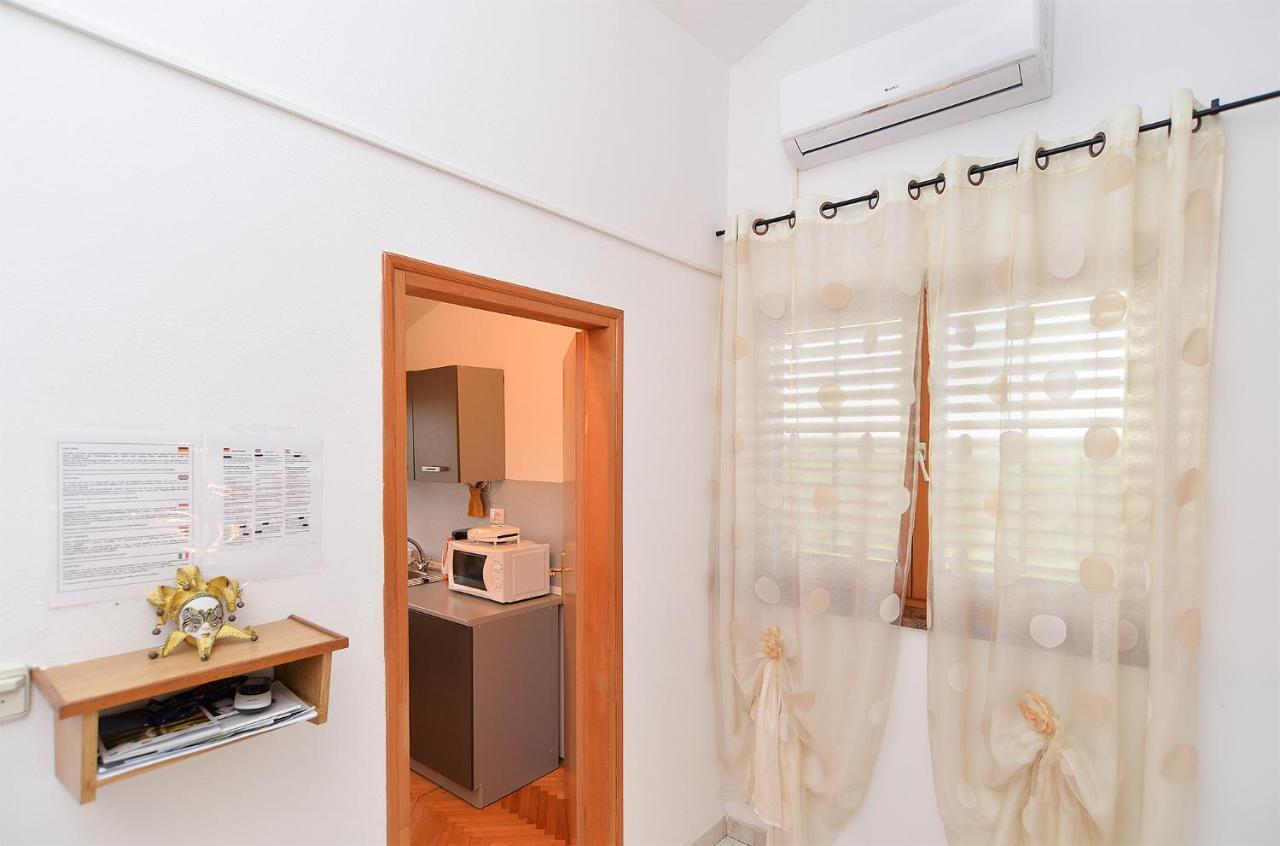 Apartment Klaudija 1629 プーラ エクステリア 写真
