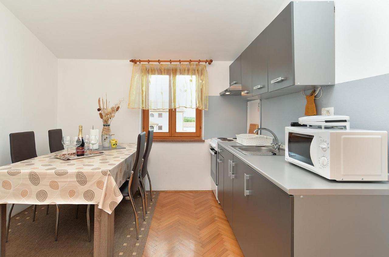 Apartment Klaudija 1629 プーラ エクステリア 写真
