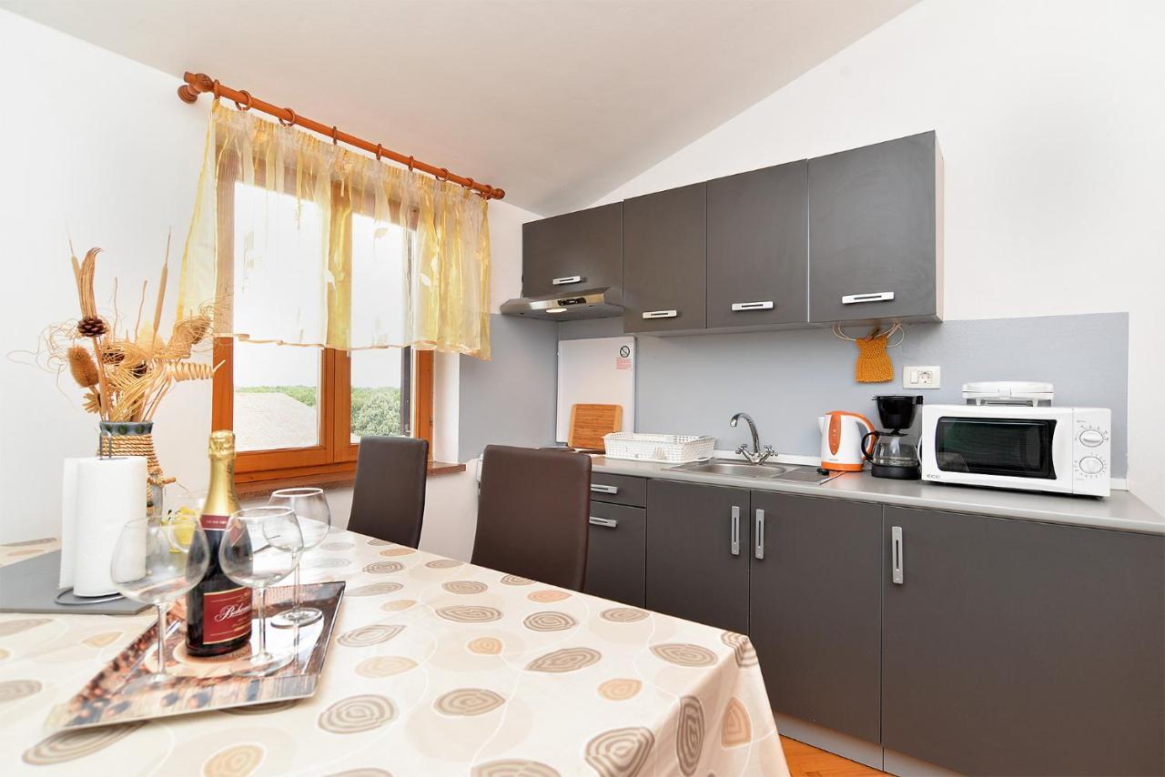 Apartment Klaudija 1629 プーラ エクステリア 写真
